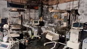 Moga Civil Hospital की इमरजेंसी में पैनल से चिंगारियां निकलने के बाद अफरा-तफरी मच गई। एहतियातन मरीजों को दूसरी वार्ड में शिफ्ट किया गया और पूरी रात बिजली व्यवस्था प्रभावित रही।