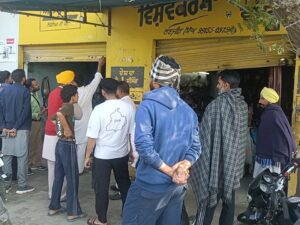 Moga में तीन दुकानों में लाखों की चोरी के मामले में पुलिस ने चार आरोपियों को गिरफ्तार किया। जांच के दौरान गिरोह के मास्टरमाइंड की भी पहचान हो गई है।