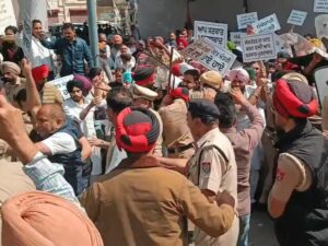 Khanna में ब्लॉक समिति चुनाव को लेकर हंगामा हो गया। Gurkirat Singh Kotli समेत कई नेताओं को पुलिस ने हिरासत में लिया, जब वे BDPO दफ्तर को ताला लगाने जा रहे थे।