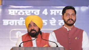 Batala में ₹176 करोड़ के विकास प्रोजेक्टों की घोषणा की गई, जिसमें नए बस स्टैंड का ऐलान भी शामिल है। इस दौरान Sukhbir Singh Badal पर परिवार को बचाने के आरोप भी लगाए गए।