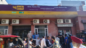 Jalandhar में हुई लूट की वारदात में पुलिस CCTV फुटेज के जरिए मुख्य आरोपी तक पहुंच गई है। वारदात के दौरान दुकान में मौजूद युवती पर हमला कर लूट की गई थी, जबकि दो साथी अभी फरार हैं।