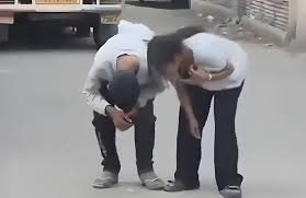 Ludhiana में बस अड्डे के पास एक युवक और युवती नशे की हालत में लड़खड़ाते नजर आए। पूरी घटना का वीडियो सोशल मीडिया पर तेजी से वायरल हो रहा है।