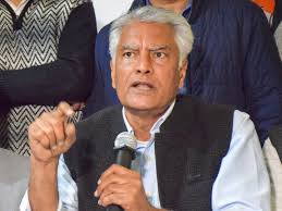 Sunil Jakhar ने पंजाब में बिजली कटौती को लेकर आप सरकार पर निशाना साधते हुए कहा—‘अंधेर नगरी चौपट राजा’। बयान के बाद सियासी माहौल गरमा गया।