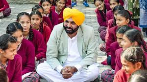 Punjab में अब प्राइवेट स्कूलों के छात्रों को किताबें सीधे सप्लाई होंगी। इस फैसले से बिचौलियों की मनमानी खत्म होगी और अभिभावकों को राहत मिलेगी।